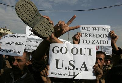 Pi návtv George Bushe v Iráku létaly vzduchem i boty. in novináe Muntadara Zajdího podporují tisíce lidí na celém svt.
